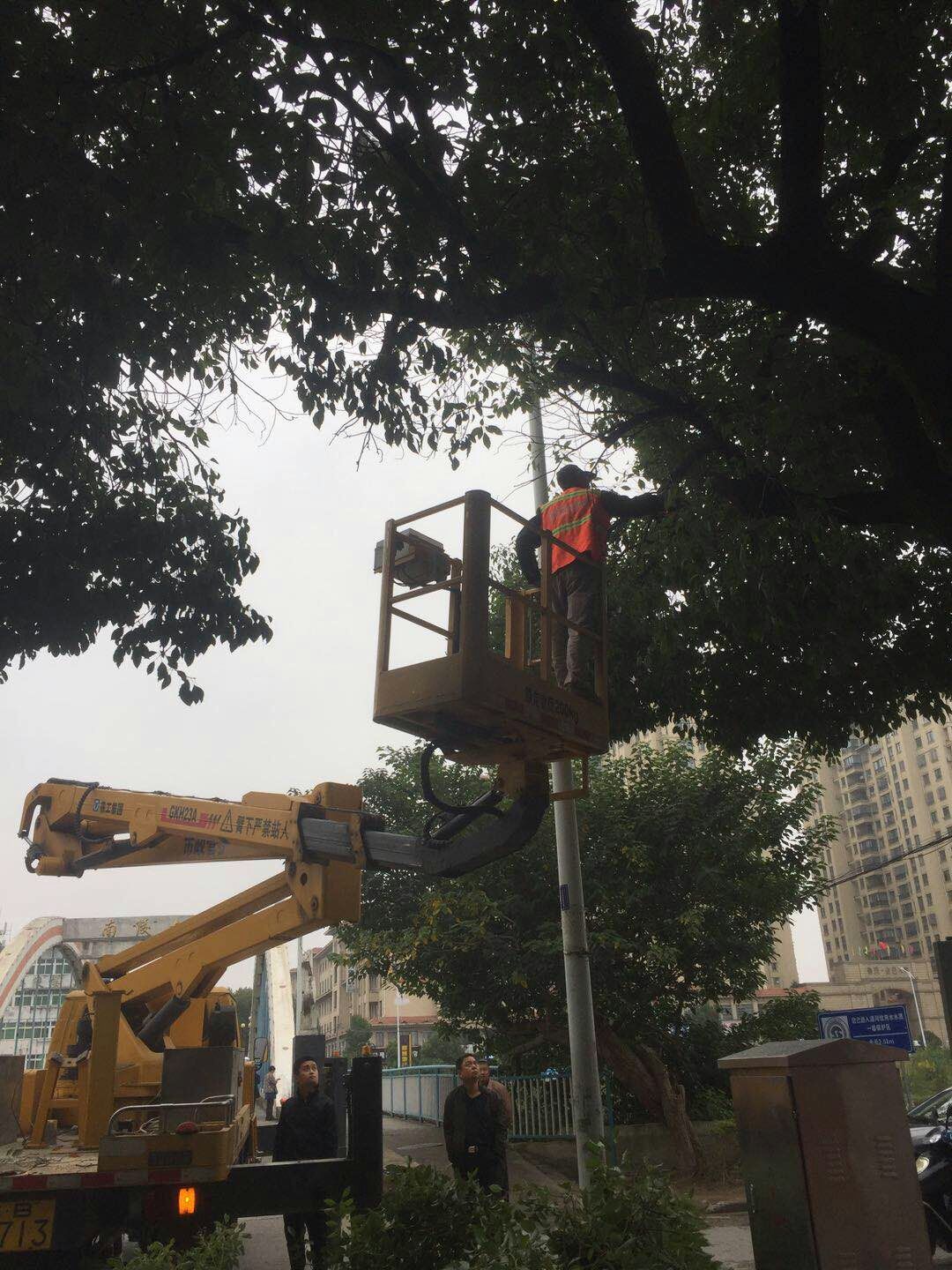 近日，我公司根據(jù)南陵縣市政園林所通知，組織安排人員車輛協(xié)助市政園林所路燈科修剪陵陽路兩側(cè)遮擋路燈照明的樹枝。此項工作持續(xù)了三天，消除了因路燈光照不足帶來的夜間通行安全隱患問題，受到沿線居民一致好評。